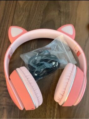 “Like New” DeepBass R6 Acoustic Wireless Bluetooth Cat Ear Headphones. Foldable